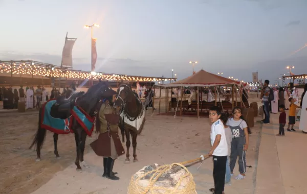 الأمير سلطان بن سلمان يزور عكاظ ويشيد بعروض الفروسية