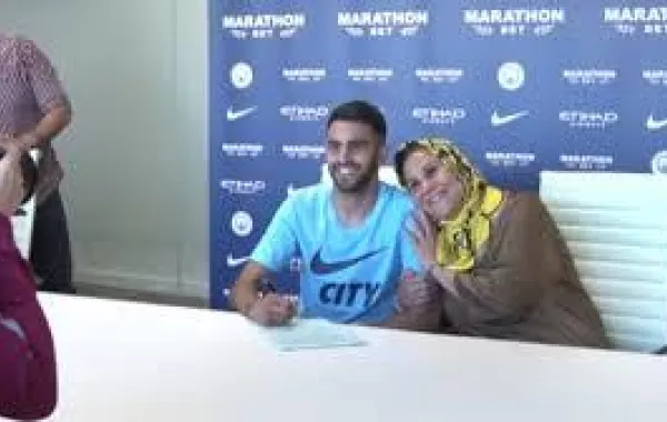 سعادة والدة محرز خلال المؤتمر الصحفي.jpg