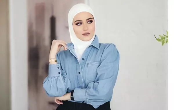 طريقة ارتداء الجاكيت الجينز الصيفي مثل الفاشنيستات