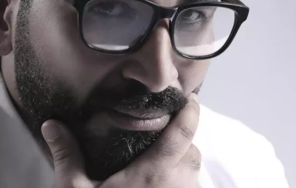 بالفيديو والصور: أحمد سعد يفاجىء فتاة مريضة ويؤكد: أيّ حد عايزني في الخير أنا جاهز