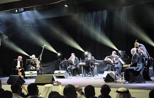 جمهور الدمام يتفاعل مع فرقة "التخت الشرقي" المصرية