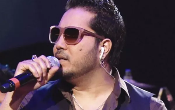 فيديو: ميكا سينغ يحجز طائرة لهذا السبب