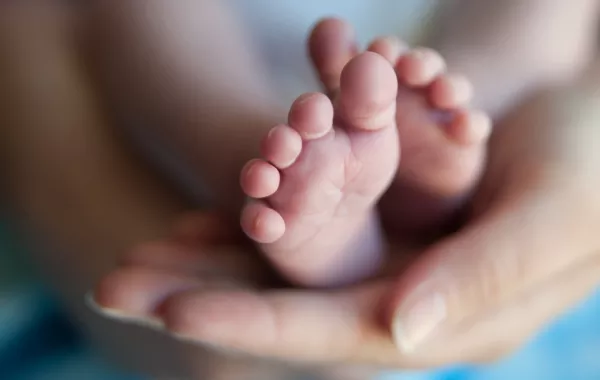 طالبة مغربية توّلد حاملاً على متن طائرة متوجهة إلى كندا