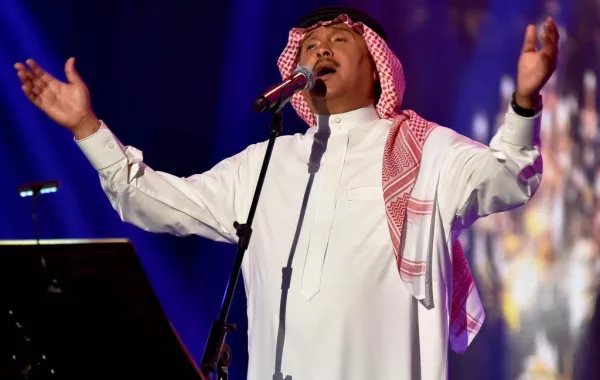 محمد عبده يفتح قلبه لجمهوره على مسرح المفتاحة في حفلته العاشرة بأبها