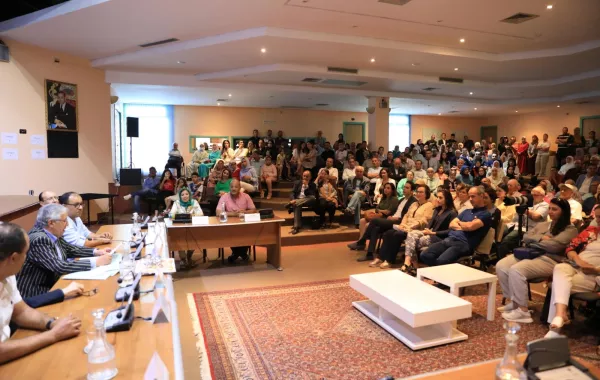 أصيلة تكرم أبناءها وتتقاسم معهم كعكة الأربعين عاماً