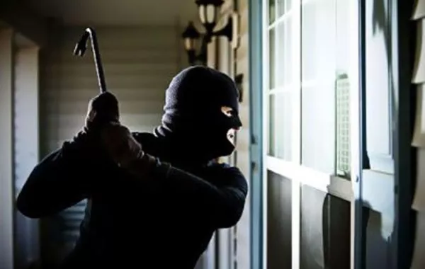 مستغلاً العطلة.. لص يسرق مكتب محاماة في الرياض