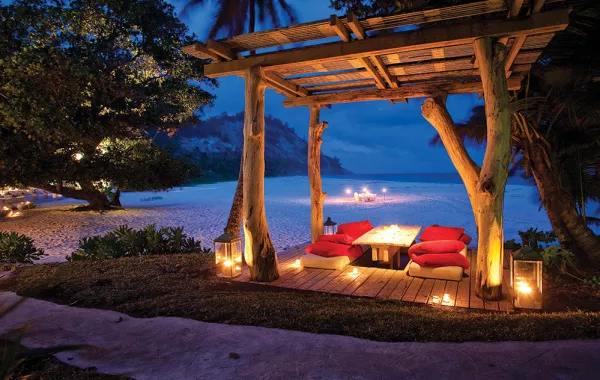 أين يسافر العروسان الرومانسيان؟