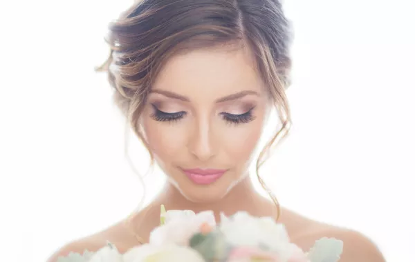 كيف تتجنبين انتفاخ العينين يوم الزفاف؟