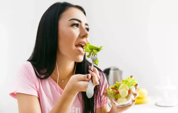 تناولي العشاء في وقت مبكر جداً وستدهشين للنتيجة