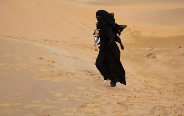 العثور على "فتاة تبوك".. قضت ليلة كاملة ويومًا عالقة بالجبل