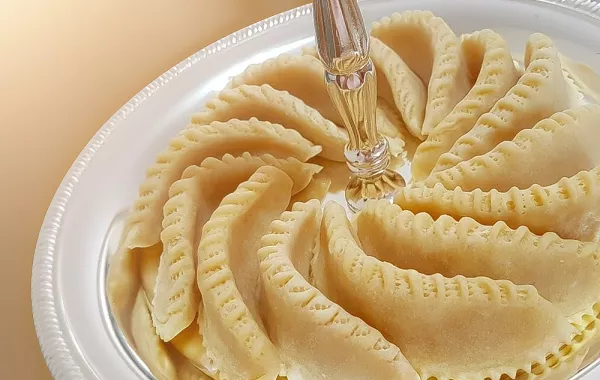 كعب الغزال المنقوش.. حلوى تقليدية لأعراس طنجة المغربية