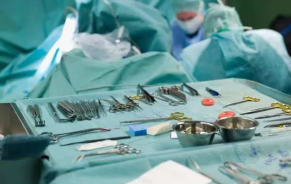 جراحة عاجلة تنهي معاناة "طفل أملج"