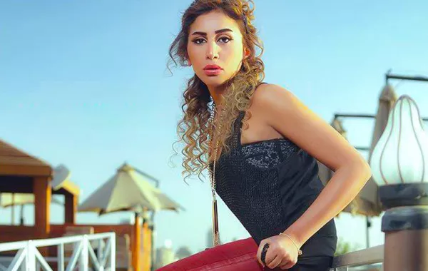 إطلالات دينا الشربيني التي سحرت عمرو دياب