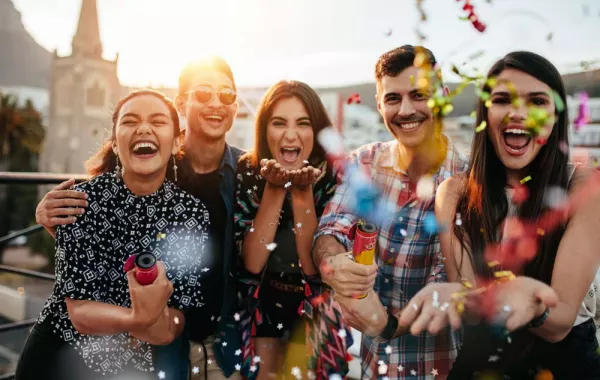 بالفيديو.. أكثر من 50 نصيحة للأصدقاء في اليوم العالمي للصداقة