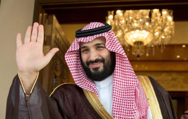 فيديو.. ولي العهد السعودي يشارك شباب نيوم طعامهم