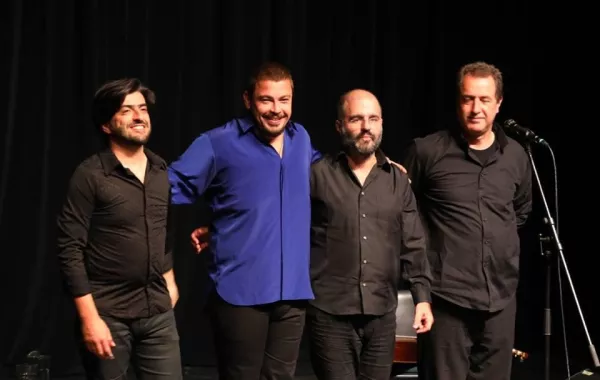 ريبيرو برفقة فرقته الموسيقية.jpg