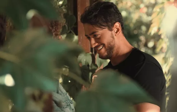 أغنية سعد المجرد الجديدة بالفرنسية والعارضة جزائرية
