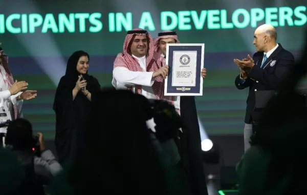 المستشار سعود القحطاني يتسلّم درعًا تذكاريًّا من غينيس