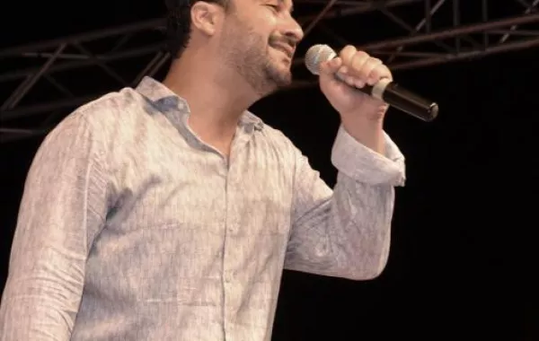 الفنان نصر مكري على منصة صيف الاوداية1. JPG