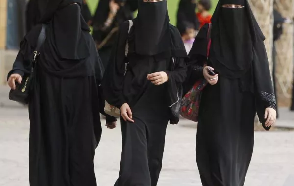 التحقيق مع مواطن نشر إعلانات وهمية لاستدراج الفتيات