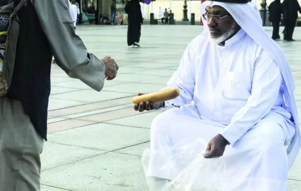 ضابط متقاعد يوزع الإفطار على زوار المسجد النبوي