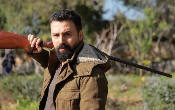 بالصورة: تيم حسن برفقة ولديه وجمهوره ينتظر موقفه من الهيبة