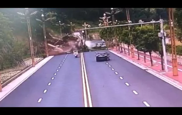 فيديو.. لحظة انهيار جبل على الطريق