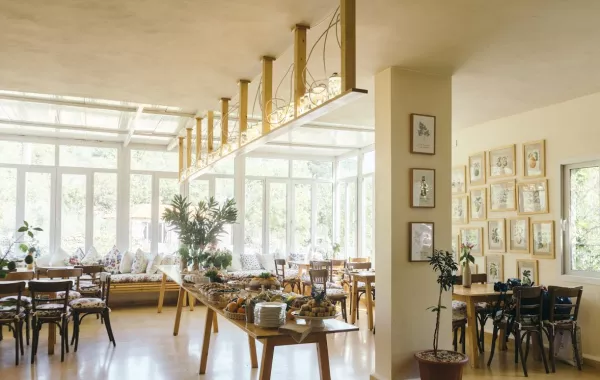 بيت القمر: أقرب إلى المنزل الدافىء منه إلى مكان للضيافة 