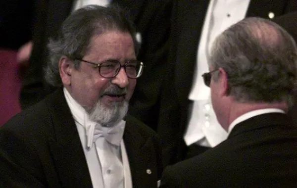 نال جوائز عديدة من أبرزها نوبل وبوكر.jpg