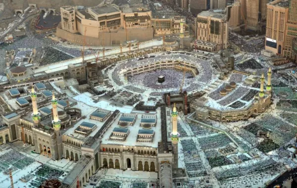 فرق ميدانية لمراقبة المحلات والمباسط الموسمية بالعاصمة المقدسة