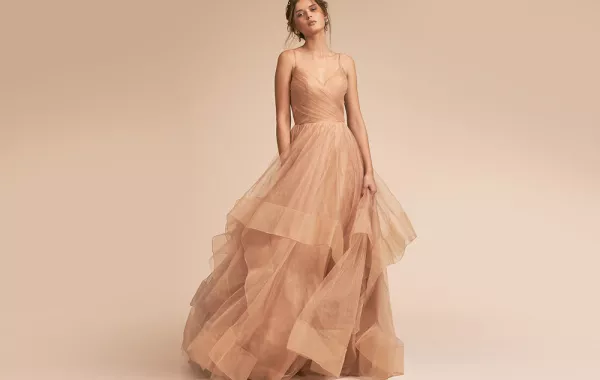 فساتين خطوبة ناعمة وبألوان زاهية