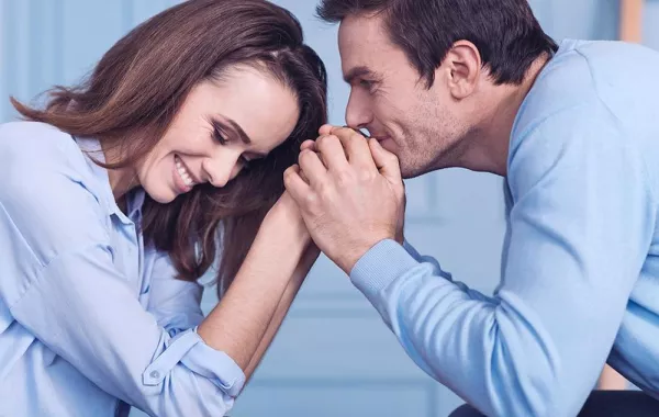 كيف تعيدين رومانسية الخطوبة إلى زواجكِ من جديد؟