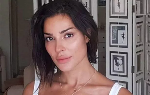 نادين نجيم ببطن منتفخ.. هل هي حامل؟
