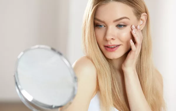 بالفيديو.. لا تطيلي النظر إلى المرآة لهذه الأسباب