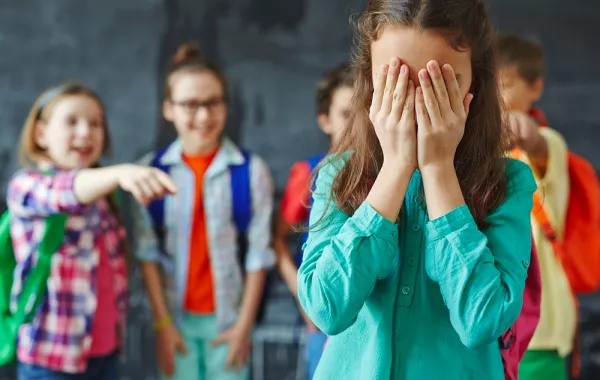 كيف تتعاملين مع سخرية الطفل من الآخرين؟