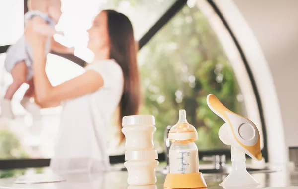 للأمهات الموظفات.. تعلمي كيف تستخدمين مِضَخَّة سحب الحليب