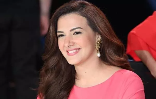 دنيا سمير غانم تتألق بالأبيض من فيرساتشي