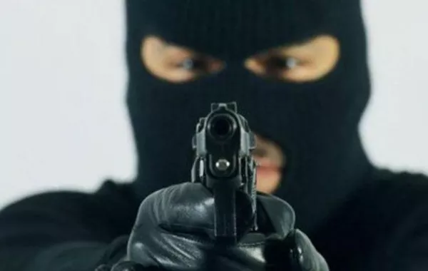 فيديو: ممرضة تواجه مسلحاً في بريطانيا