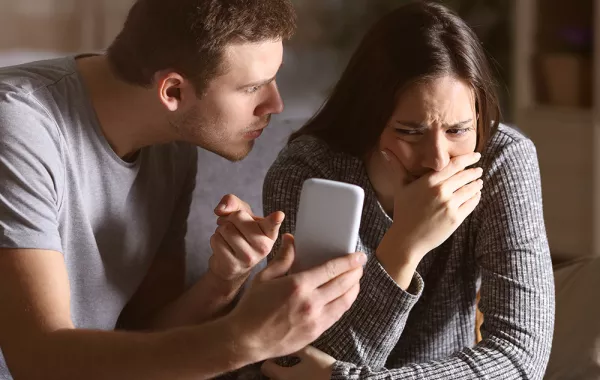 غيرة الرجل.. أسبابها وأعراضها وكيفية تفاديها