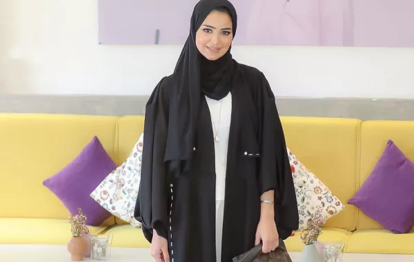 للمرأة السعودية.. عبايات بالأسود الفخم لإطلالة رسمية لأوقات العمل