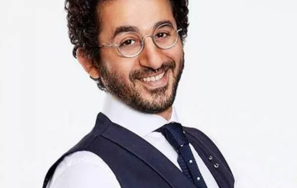 أحمد حلمي يسخر من صورة طفولته ويسأل والدته عن سرها