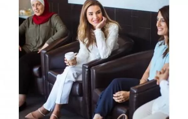 لقاء الملكة رانيا مع فريق عمل الموقع الإلكتروني التوظيفي والتعليمي من المنزل ستات بيوت.jpg