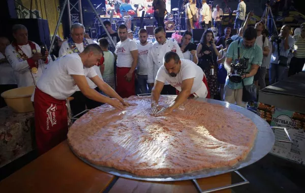 مهرجان «ليسكوفاك» لأكبر هامبورجر في العالم