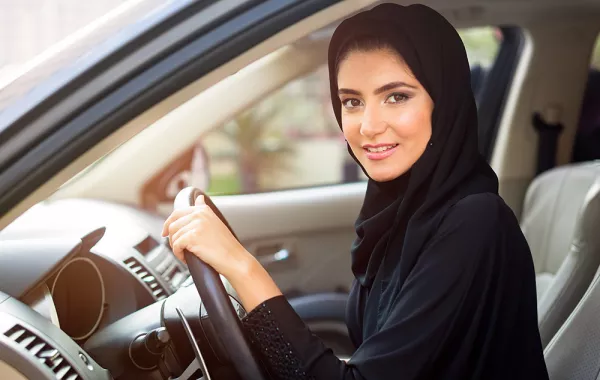 مع بدء العام الدراسي .. أمهات يقدن السيارة لإيصال أبنائهن
