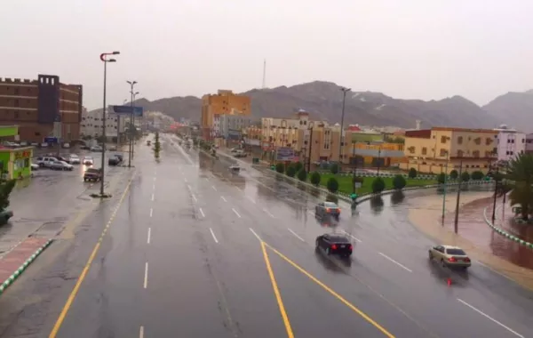 قائد مركبة في عسير يحاول دهس مشرفة تربوية ورضيعها