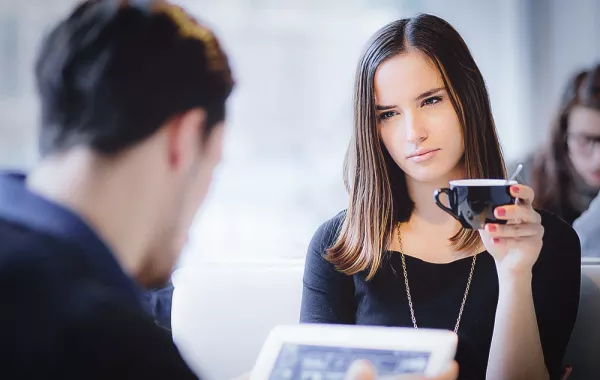 6 مؤشرات بلغة الجسد تكشف كذب زوجك