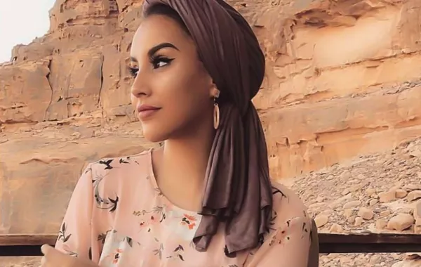 بالفيديو: لفات سكارف مع اكسسوار بخطوات سهلة وسريعة 