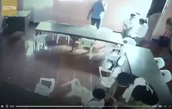 شاهد ماذا فعل الطفل في أول يوم دراسي له
