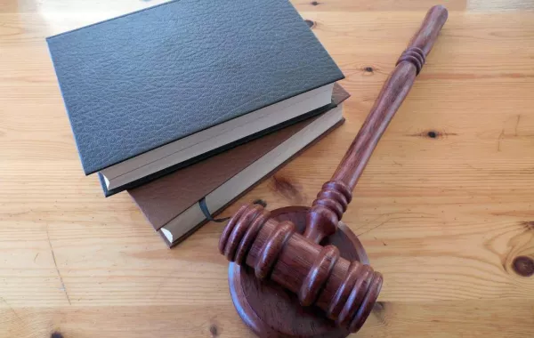12 سعودية يحصلن على رخصة التوثيق