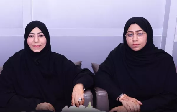 سيدة تعود إلى الدراسة وتُزامل ابنتها في جامعة الإمارات